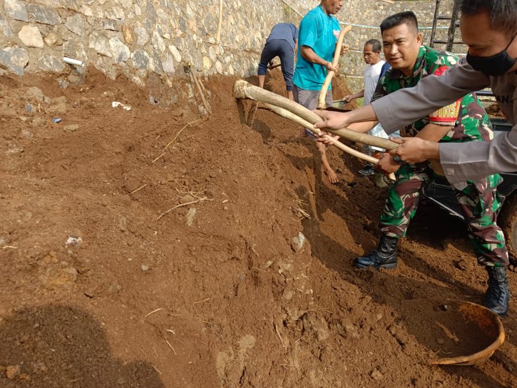 Bhakti TNI: Babinsa Koramil 2206/Parakansalak Bantu Pembuatan TPT di Desa Sukakersa