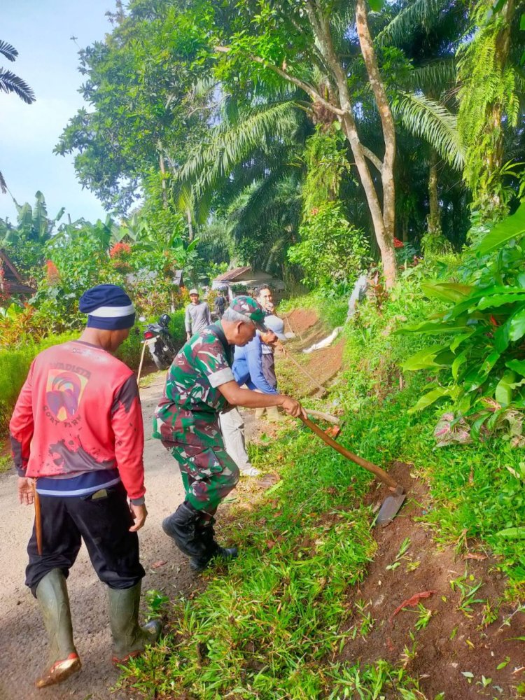 Babinsa Koramil 2204/Cikidang Gelar Kegiatan Bakti Bersama Warga