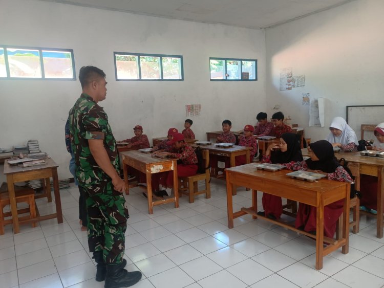 Babinsa Koramil 2201/Cisolok Dampingi Kegiatan Makan Bergizi di SDN Tenjolaut
