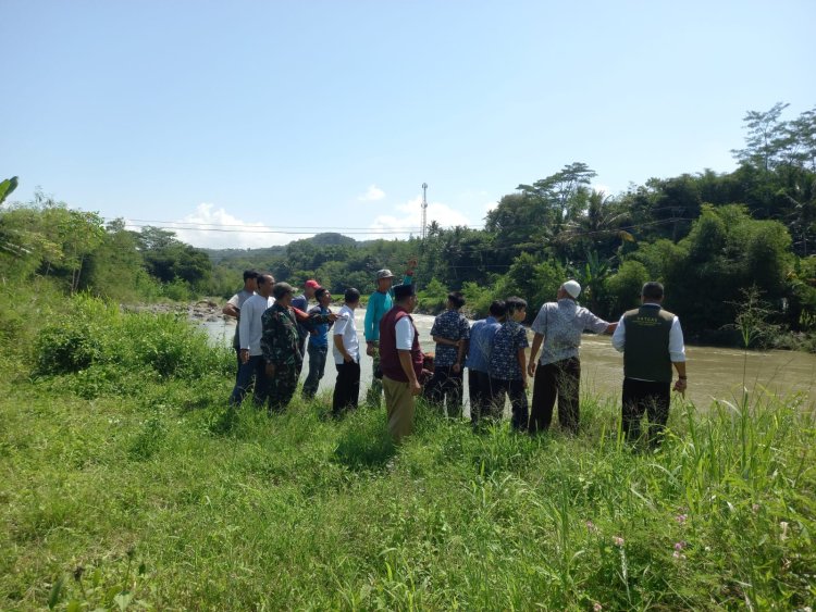 Babinsa Jampang Tengah Bersama Forkopimcam Lakukan Evakuasi Korban Laka Sungai, Satu Anak Terbawa Arus Sungai Cimandiri, Proses Pencarian Masih Berlangsung