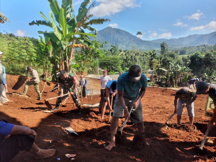 Babinsa Koramil 2206/Parakansalak Laksanakan Kegiatan Bhakti TNI di Desa Sukakersa