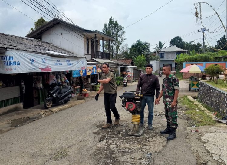 Babinsa Koramil 2205/Kalapanunggal Laksanakan Kegiatan Bhakti TNI Bersama Warga