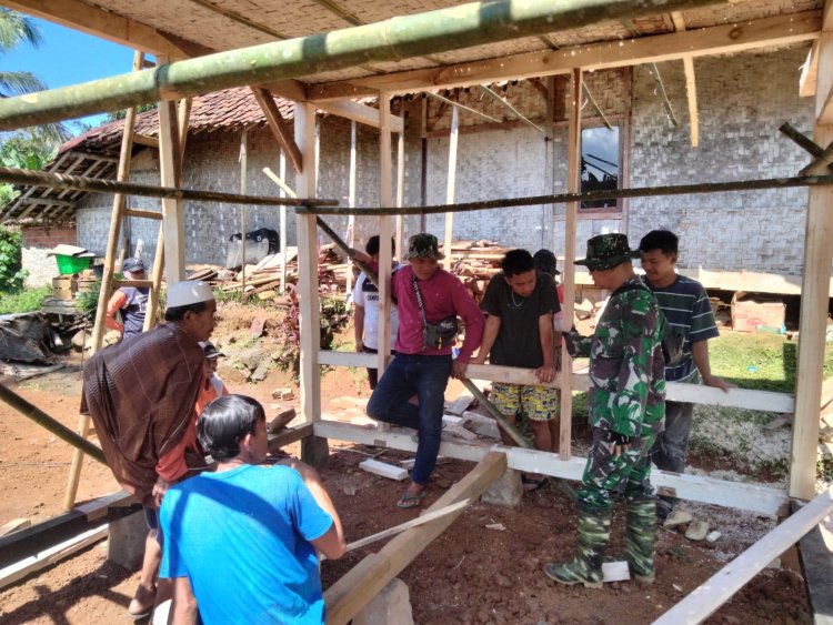 Gotong Royong Bedah Rumah Tak Layak Huni di Desa Bojong Jengkol, Bentuk Kepedulian Sosial Warga dan Aparat