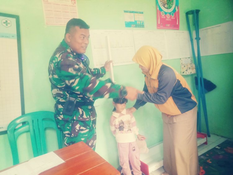 Babinsa Koramil 2204/Cikidang Dampingi Kegiatan Posyandu di Desa Cikarae Thoyibah