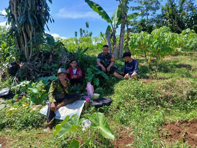 Babinsa Koramil 2205/Kalapanunggal Laksanakan Kegiatan Bhakti Bersama Warga