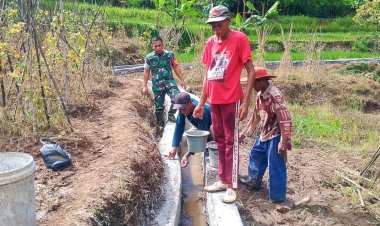 Babinsa Koramil 2201/Cisolok Laksanakan Karya Bakti Pemantauan Irigasi di Desa Gandasoli