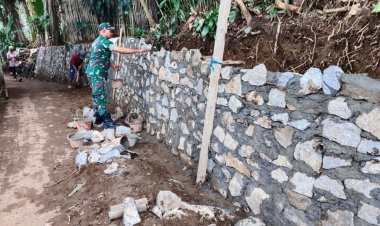 Koramil 2205/Kalapanunggal Laksanakan Kegiatan Bhakti Pembangunan TPT di Desa Tugubandung