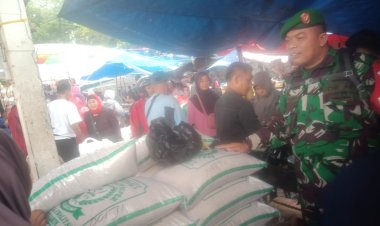 Pemantauan Harga Sembako oleh Babinsa Koramil 2204/Cikidang di Pasar Cikidang