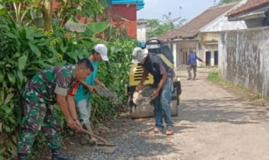 Babinsa Koramil 2206/Parakansalak Laksanakan Kegiatan Bakti Perbaikan Jalan di Desa Sukakersa