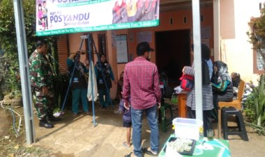 Babinsa Koramil 2204/Cikidang Dampingi Kegiatan Posyandu di Desa Cikarae Thoyibah