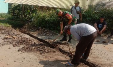 Babinsa Koramil 2205/Kalapanunggal Laksanakan Kegiatan Bhakti di Desa Cihamerang