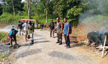 Babinsa Koramil 2204/Cikidang Laksanakan Karya Bakti Pengaspalan Jalan di Desa Cikiray