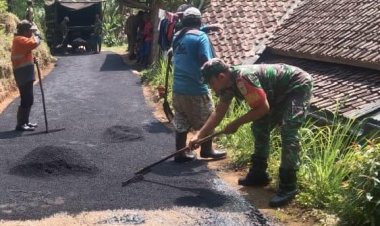 Babinsa Koramil 2205/Kalapanunggal Gelar Kegiatan Bhakti TNI Bersama Warga