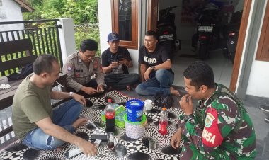 Babinsa Koramil 2201/Cisolok Laksanakan Komsos dan Monitoring Wilayah di Desa Cikahuripan