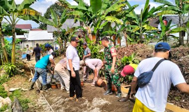 Babinsa Koramil 2206/Parakansalak Laksanakan Kegiatan Bakti Pengerasan Jalan di Desa Lebaksari