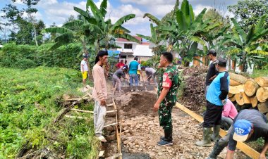 Babinsa Koramil 2206/Parakansalak Laksanakan Kegiatan Bhakti di Desa Lebaksari