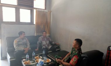 Babinsa Koramil 2205/Kalapanunggal Laksanakan Komsos Bersama Bhabinkamtibmas dan Kepala Sekolah