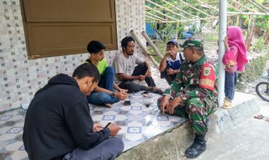 Babinsa Koramil 2202/Palabuhanratu Laksanakan KOMSOS Bersama Warga Desa Cikadu