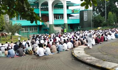 PHB keagamaan DKM masjid Agung bersama Unsur Forkopimcam Palabuhan ratu menggelar Sholat Idul Adha 1446 H di alun alun