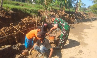 Babinsa Koramil 2201/Cisolok Gelar Karya Bakti Penembokan Saluran Irigasi di Desa Cimaja