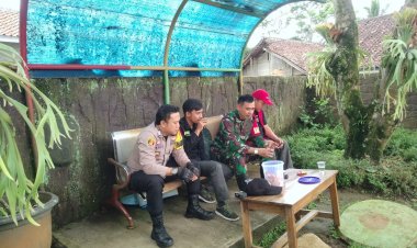 Babinsa Koramil 2206/Parakansalak Laksanakan Komsos Bersama Warga Desa Sukatani