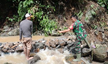 Babinsa Koramil 2201/Cisolok Laksanakan Karya Bakti Perbaikan Irigasi di Desa Gunung Tanjung