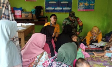 Babinsa Koramil 2204/Cikidang Dampingi Kegiatan Posyandu di Desa Nangkakoneng