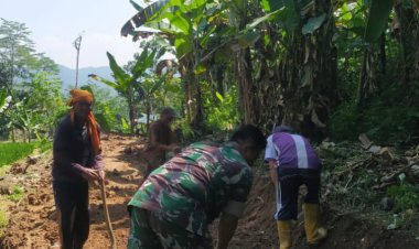 Babinsa Koramil 2201/Cisolok Laksanakan Karya Bakti Perbaikan Jalan di Desa Caringin