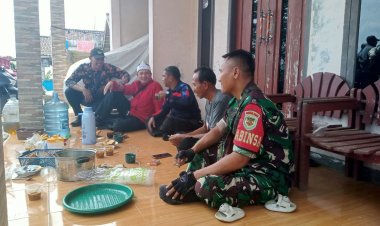 Babinsa Koramil 2205/Kalapanunggal Tingkatkan Kedekatan dengan Warga Lewat Kegiatan Komsos