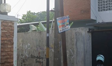 Tiang Telkom Milik Bnetfit di Cibinong Hampir Roboh, Warga Khawatir