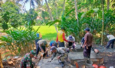 Babinsa Koramil 2204/Cikidang Laksanakan Kegiatan Bakti Bersama Warga