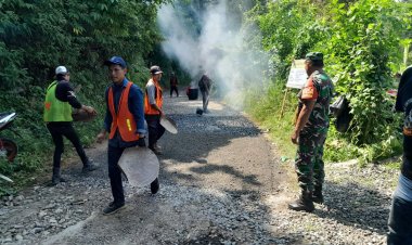 Karya Bakti Pengaspalan Jalan di Desa Gunung Tanjung