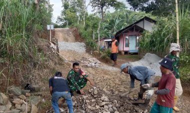 BABINSA KORAMIL 2202/PALABUHANRATU LAKSANAKAN BAKTI PERBAIKAN JALAN DESA BERSAMA WARGA