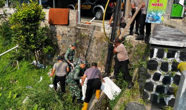 KARYA BAKTI TNI-POLRI: BABINSA KORAMIL 2208/NYALINDUNG DAN POLSEK NYALINDUNG GELAR AKSI BERSIH SUNGAI