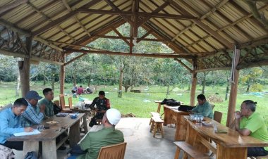 Babinsa Koramil 2205/Kalapanunggal Laksanakan Komsos Bersama Tokoh Masyarakat