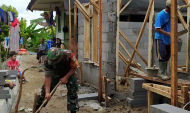 Babinsa Koramil 2201/Cisolok Laksanakan Karya Bakti Rehabilitasi Mushalla Bersama Warga