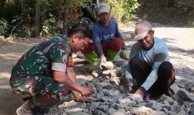 Babinsa Koramil 2201/Cisolok Bersama Warga Laksanakan Karya Bakti Perbaikan Jalan di Desa Caringin