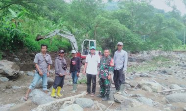 Babinsa Koramil 2202/Palabuhanratu Laksanakan Bakti Pengerukan Sungai di Desa Sangrawayang