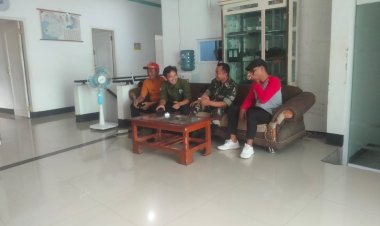 Babinsa Koramil 2201/Cisolok Laksanakan Komsos dan Monitoring Wilayah di Desa Cileungsing