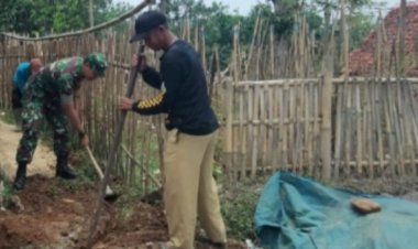 BABINSA KORAMIL 2206/PARAKANSALAK LAKSANAKAN KARYA BHAKTI PERBAIKAN PARIT DI DESA SUKATANI