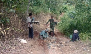Babinsa Koramil 2207/Jampangtengah Laksanakan Karya Bakti Pengerasan Jalan Menuju Sekolah
