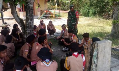 Babinsa Koramil 2212/Tegalbuleud Berikan Wawasan Kebangsaan kepada Siswa Pramuka