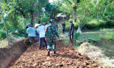 Babinsa Koramil 2215/Ciemas Gelar Kegiatan Bakti Pembersihan Jalan Bersama Warga
