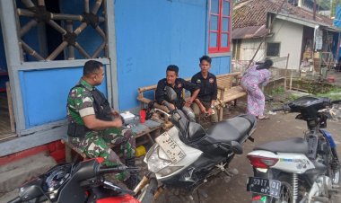 Babinsa Koramil 2205/Kalapanunggal Laksanakan Komsos Bersama Tokoh Masyarakat di Desa Walangsari