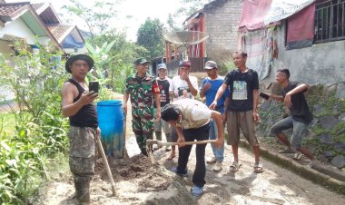 Babinsa Koramil 2208/Nyalindung Laksanakan Karya Bakti Pembangunan Rabat Jalan di Desa Cijangkar