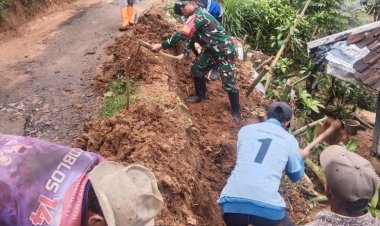 BABINSA KORAMIL 2208/NYALINDUNG LAKSANAKAN GIAT BAKTI PERBAIKAN DRAINASE DI DESA CIJUREY