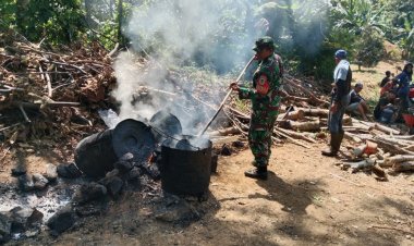 Babinsa Koramil 2202/Palabuhanratu Laksanakan Karya Bakti Pengaspalan Jalan di Desa Cikadu