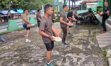 DANRAMIL 2201/CISOLOK DAN ANGGOTA GELAR OLAHRAGA RUTIN UNTUK JAGA KEBUGARAN