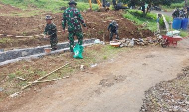 Babinsa Koramil 2205/Kalapanunggal Laksanakan Kegiatan Bhakti Pembuatan Drainase di Makodim 0622/Kab. Sukabumi