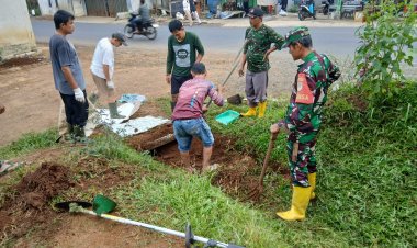 BABINSA KORAMIL 2204/CIKIDANG GELAR KERJA BAKTI PEMBERSIHAN SALURAN AIR BERSAMA WARGA